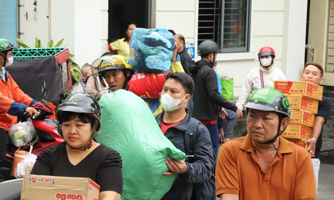 Người d&#226;n TPHCM xếp h&#224;ng ‘tiếp sức&#39; cho đồng b&#224;o v&#249;ng lũ