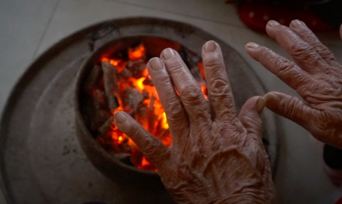 Coi chừng ngộ&#160;độc&#160;kh&#237;&#160;CO khi đốt&#160;than&#160;sưởi&#160;ấm&#160;