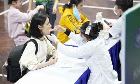 Kh&#225;m sức khỏe, s&#224;ng lọc ung thư ti&#234;u h&#243;a cho hơn 1.000 người d&#226;n th&#224;nh phố Cảng