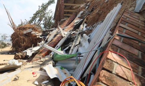 B&#227;i biển H&#224;m Rồng tan hoang sau c&#225;c đợt mưa b&#227;o