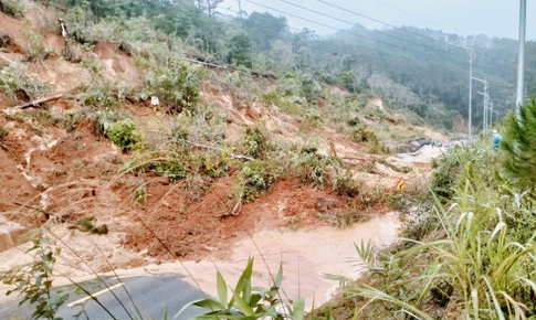 Sạt lở nghi&#234;m trọng tr&#234;n Quốc lộ 24, giao th&#244;ng qua Măng Đen t&#234; liệt