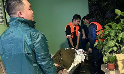 Ng&#224;nh Y tế tổ chức trực chuy&#234;n m&#244;n, trực cấp cứu 24/24 hỗ trợ nh&#226;n d&#226;n v&#249;ng lũ lụt miền Trung