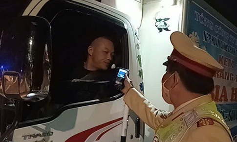 Ng&#224;y 23/11, cả nước ph&#225;t hiện gần 2.500 trường hợp vi phạm nồng độ cồn