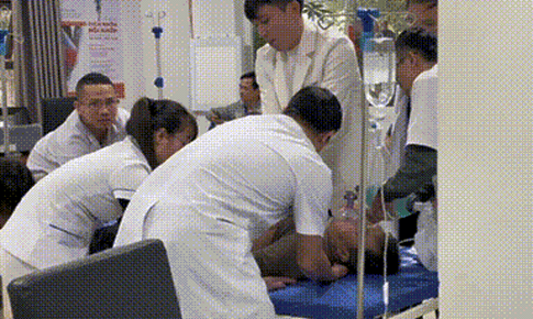 Video: Cứu sống người đ&#224;n &#244;ng ngừng h&#244; hấp – tuần ho&#224;n khi đi kh&#225;m bệnh