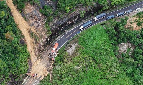 Vẫn c&#242;n 12 vị tr&#237; tắc đường do mưa lũ tr&#234;n cấc Quốc lộ qua Kh&#225;nh H&#242;a, L&#226;m Đồng