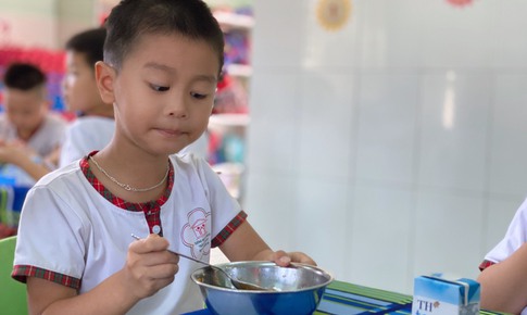 Cơ thể con &#39;n&#243;i g&#236;&#39; khi bị &#233;p ăn?