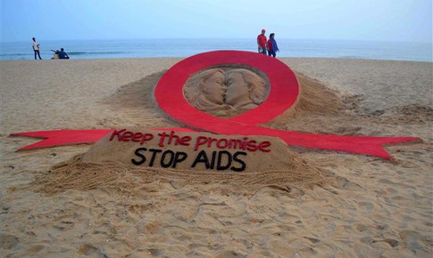 UNAIDS cảnh b&#225;o h&#224;ng triệu người mất quyền tiếp cận thuốc HIV