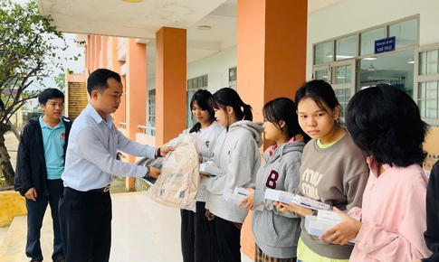 Vừa thoát cảnh cô lập, bệnh viện vùng lũ lập tức hướng về vùng thiên tai