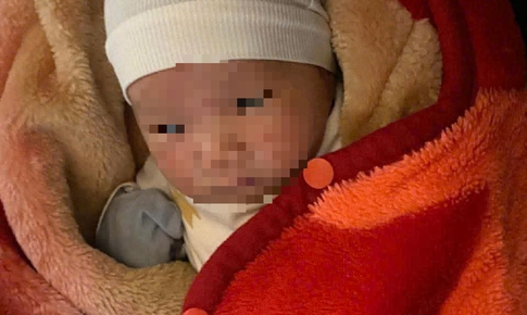 B&#233; trai sơ sinh bị bỏ rơi trong đ&#234;m trước cổng nh&#224; thờ họ