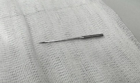 B&#233; trai 11 tuổi su&#253;t mất mạng v&#236; nuốt kim may đồ d&#224;i 4cm