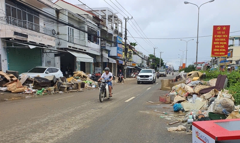 Kh&#225;nh H&#242;a ngập r&#225;c sau mưa lũ, lực lượng chức năng v&#224; c&#244;ng nh&#226;n m&#244;i trường l&#224;m việc xuy&#234;n đ&#234;m