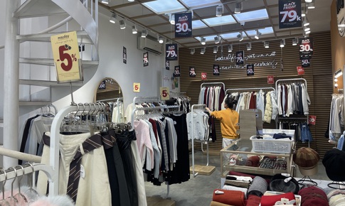 Thị trường thời trang H&#224; Nội ảm đạm s&#225;t ng&#224;y Black Friday 2025