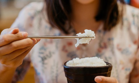 Chuy&#234;n gia hướng dẫn c&#225;ch ăn cơm nguội gi&#250;p giảm c&#226;n v&#224; ổn định đường huyết