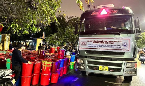 L&#253; do người Huế d&#249;ng th&#249;ng nhựa đựng h&#224;ng cứu trợ gửi b&#224; con v&#249;ng lũ