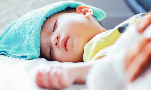 Trẻ sốt cao co giật, cha mẹ n&#234;n v&#224; kh&#244;ng n&#234;n l&#224;m g&#236;?