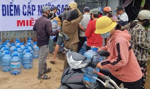 Cung cấp nước sạch gi&#250;p người d&#226;n v&#249;ng lũ Đắk Lắk ph&#242;ng ngừa dịch bệnh