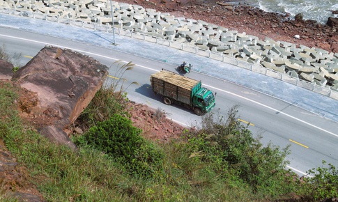 Nguy cơ sạt lở v&#225;ch n&#250;i Mộ Dạ, đe doạ tuyến đường ven biển Nghệ An