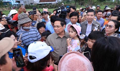 Thủ tướng trực tiếp thăm v&#249;ng lũ Đắk Lắk, chỉ đạo khẩn trương ổn định đời sống nh&#226;n d&#226;n