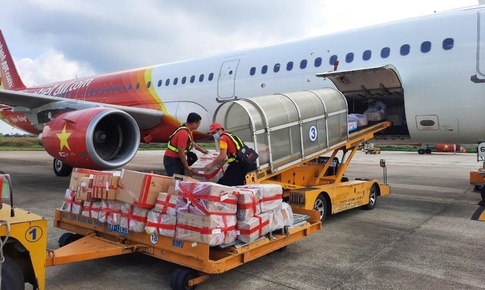 Vietjet c&#249;ng đồng b&#224;o vượt qua b&#227;o lũ, lan tỏa y&#234;u thương