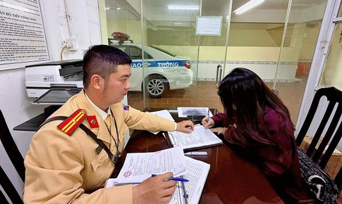 Phạt 19 triệu đồng nữ t&#224;i xế điều khiển &#244; t&#244; đi ngược chiều tr&#234;n đường V&#245; Ch&#237; C&#244;ng