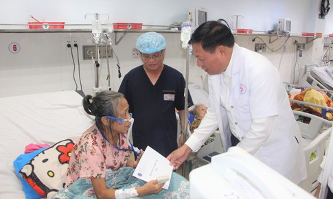 Thứ trưởng Bộ Y tế n&#234;u 3 vấn đề bệnh viện miền Trung cần đặc biệt quan t&#226;m trong mọi t&#236;nh huống ngập