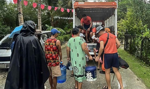 Philippines sơ t&#225;n h&#224;ng ngh&#236;n người trước khi b&#227;o Kalmaegi đổ bộ