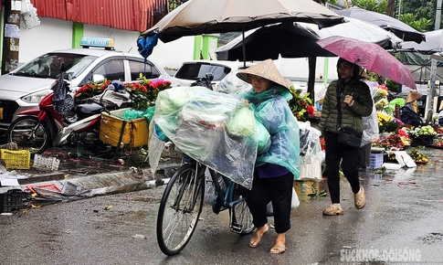 Giữa mưa ph&#249;n gi&#243; lạnh, người H&#224; Nội vẫn tất bật mưu sinh