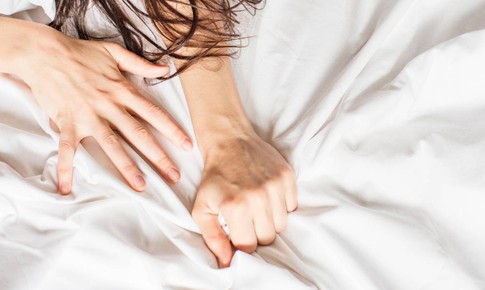 Quan hệ t&#236;nh dục v&#224;o ng&#224;y thứ 2 &#39;đ&#232;n đỏ&#39; c&#244; g&#225;i trẻ bị lậu cấp, ứ dịch 2 v&#242;i tử cung