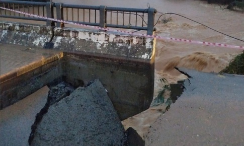 Sập mố cầu tr&#234;n tỉnh lộ 14B, đường huyết mạch v&#224;o trung t&#226;m x&#227; ở Huế chia cắt