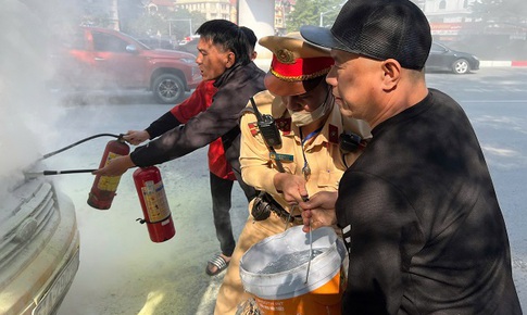 H&#224; Nội: Kịp thời dập tắt &#244; t&#244; bất ngờ bốc ch&#225;y