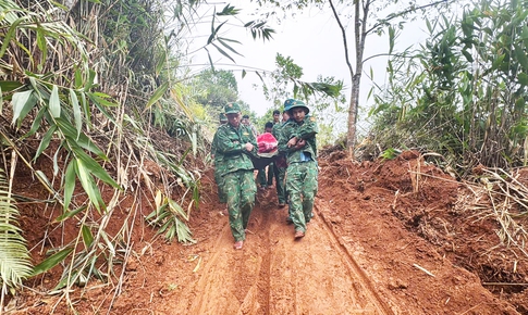 Khi&#234;ng c&#225;ng vượt dốc n&#250;i sạt lở cứu sản phụ &#39;ng&#224;n c&#226;n treo sợi t&#243;c&#39;