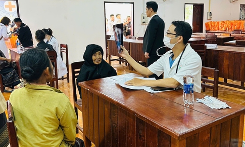 Kh&#225;m bệnh miễn ph&#237; cho người d&#226;n Sepon: Thắt chặt nghĩa t&#236;nh Việt – L&#224;o