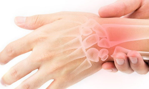 5 b&#224;i tập đơn giản giảm đau ng&#243;n tay, cổ tay do sử dụng điện thoại di động