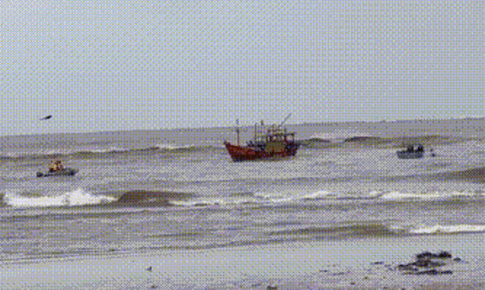 Ngư d&#226;n mất t&#237;ch khi thuyền th&#250;ng bị s&#243;ng đ&#225;nh ch&#236;m ở cửa s&#244;ng