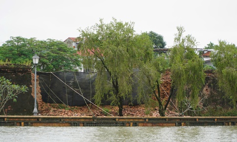 Một đoạn tường Ho&#224;ng th&#224;nh Huế bị sập trong mưa lũ