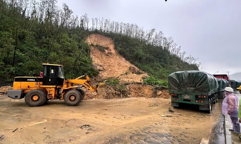 Sạt lở nghi&#234;m trọng ở Vũng &#193;ng, đất đ&#225; tr&#224;n xuống Quốc lộ 12C