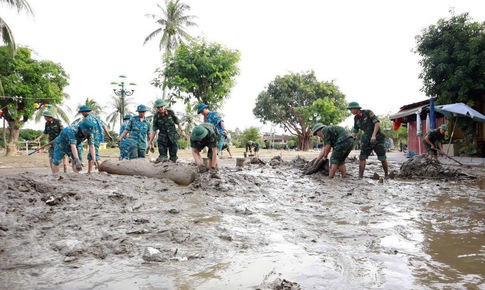 Bộ đội khẩn trương &#39;giải cứu&#39; phố cổ Hội An sau 5 ng&#224;y ngập s&#226;u