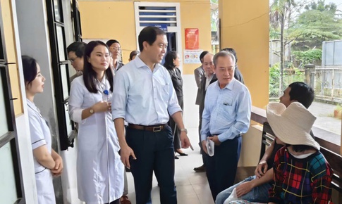 Trong mưa lũ, trạm y tế ở Huế vẫn b&#225;m trụ, chăm s&#243;c sức khỏe nh&#226;n d&#226;n