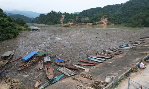 Nghệ An: Gỗ, r&#225;c phủ khắp mặt hồ thủy điện