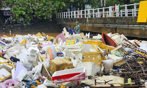 S&#244;ng hồ ở Huế ngập r&#225;c sau lũ, to&#224;n th&#224;nh phố thu gom hơn 5.500 tấn về nơi xử l&#253;