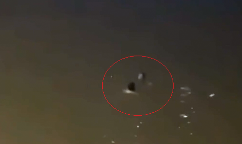 Người đ&#224;n &#244;ng &#39;v&#244; danh&#39; lao xuống d&#242;ng nước xiết cứu phụ nữ nhảy cầu