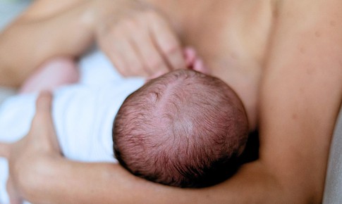 Dấu hiệu nhận biết sữa mẹ &#39;kh&#225;c lạ&#39;, kh&#244;ng n&#234;n cho b&#233; b&#250;