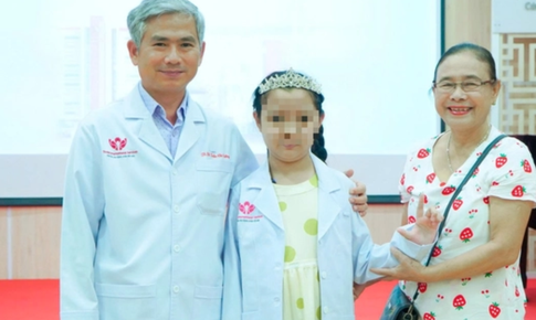 C&#244; b&#233; 10 tuổi vượt qua 8 lần can thiệp mạch m&#225;u n&#227;o, mơ ước kho&#225;c &#225;o blouse trắng