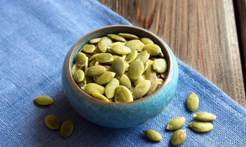 8 loại hạt gi&#224;u magie n&#234;n ăn để gi&#250;p ngủ ngon