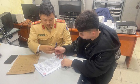 D&#225;n sticker che biển số, thanh ni&#234;n bị phạt 5 triệu đồng