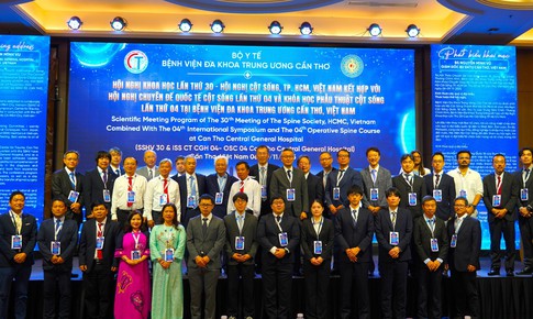 Chuy&#234;n gia quốc tế hội tụ tại Cần Thơ chia sẻ kỹ thuật mới trong phẫu thuật cột sống