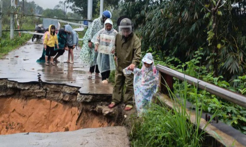 Mưa lũ l&#224;m sập mố cầu, c&#244;ng an x&#227; hỗ trợ học sinh đến trường