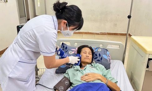 T&#236;m th&#226;n nh&#226;n người phụ nữ tử vong tại bệnh viện