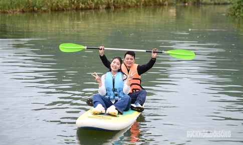 Bay tr&#234;n l&#250;a ch&#237;n v&#224;ng ở l&#224;ng du lịch tốt nhất thế giới