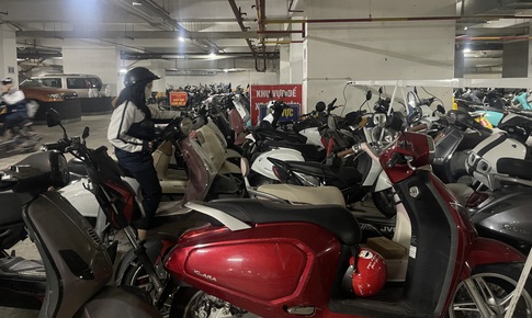 H&#224; Nội: Chung cư &#39;vạn d&#226;n&#39; th&#244;ng b&#225;o ngừng nhận tr&#244;ng xe điện dưới tầng hầm